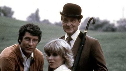 Chapeau melon et bottes de cuir (1976) : Gareth Hunt, Joanna Lumley, Patrick MacNee
 (Allo Ciné)