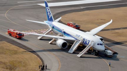 Les passagers d'un Boeing 787 Dreamliner sont &eacute;vacu&eacute;s, le 16 janvier 2013 &agrave; Takamatsu&nbsp;(Japon), apr&egrave;s un atterrissage d'urgence d&ucirc; &agrave; un incident. (KYODO / REUTERS)