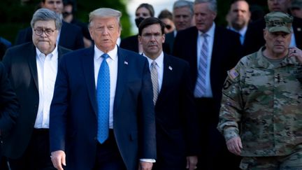 Donald Trump avec le procureur général William Barr (à gauche), le&nbsp;ministre de la Défense&nbsp;Mark Esper (au centre) et le&nbsp;chef d'état-major américain, le général Mark Milley (à droite), se rendent à l'église St. John's, à Washington (Etats-Unis), le 1er juin 2020.&nbsp; (BRENDAN SMIALOWSKI / AFP)