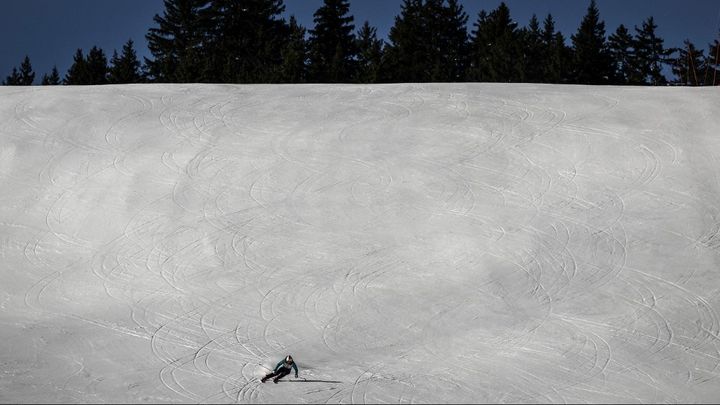 Un skieur sur la piste du Roc de fer à Méribel avant le début des Mondiaux de ski alpin, le 5 février 2023. (JEFF PACHOUD / AFP)