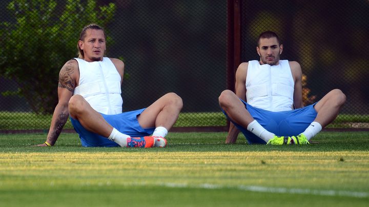 Les fameuses cryovestes des Bleus : des pains de glace dans le gilet pour faire baisser la temp&eacute;rature du corps. Ici, Philippe Mex&egrave;s et Karim Benzema en plein rafra&icirc;chissement, le 9 juin 2012, &agrave; Kircha (Ukraine). (FRANCK FIFE / AFP)