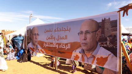 A Chinguetti, en Mauritanie, une affiche électorale présente le candidat du pouvoir Ould Ghazouani à l'élection présidentielle prévue le 22 juin 2019. (CARMEN ABD ALI / AFP)