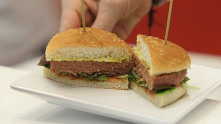 Un burger vegan à&nbsp;Francfort-sur-le-Main (Allemagne), le 6 mai 2019.&nbsp; (DANIEL ROLAND / AFP)