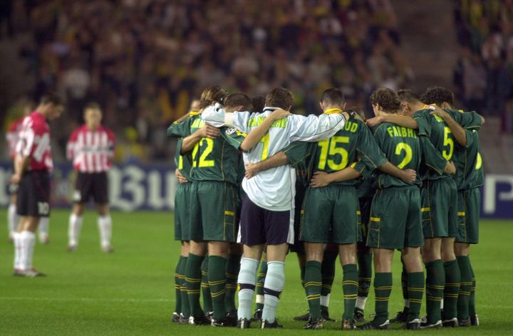 Les joueurs de Nantes et du PSV Eindhoven observent une minute de silence avant leur match de Ligue des champions, le 11 septembre 2001, &agrave; Nantes. (FRANK PERRY / AFP)