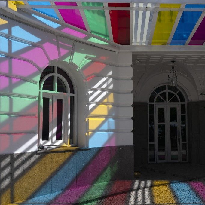 L'entrée du Copacabana Palace Hôtel de Rio de Janeiro (Brésil) transfigurée par l'installation lumineuse de l'artiste contemporain français Daniel Buren, en mars 2024. (PABLO PORCIUNCULA / AFP)