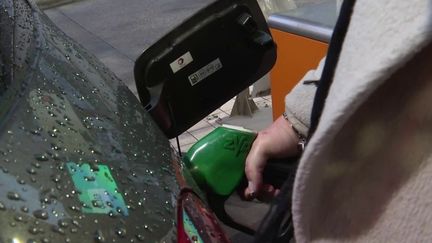 La fin de la ristourne de 10 centimes par litre de carburant approche à grands pas. Le 31 décembre, ce sera terminé. Elle sera remplacée en 2023 par un chèque-carburant, réservé aux ménages les plus modestes. (France 3)