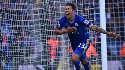 Le joueur de Leicester Leonardo Ulloa célèbre son but inscrit en fin de match face à Norwich, le 27 février 2016. (PAUL ELLIS / AFP)