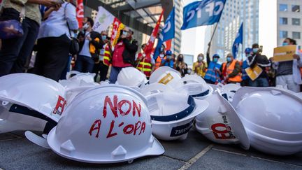 Journee de mobilisation de l'intersyndicale de Suez contre l'offre de Veolia, devant la Tour Engie, le 22 septembre 2020. (AURELIEN MORISSARD / MAXPPP)