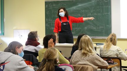 Un professeur donne un cours à des lycéens dans une salle de classe (illustration 6 novembre 2020).  (VANESSA MEYER / MAXPPP)