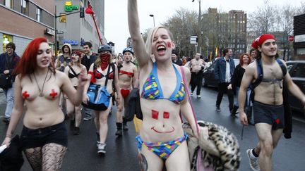 Des &eacute;tudiants d&eacute;filent nus dans les rues de Montr&eacute;al, au Qu&eacute;bec (Canada) pour protester contre la hausse des droits de scolarit&eacute; le 3 mai 2012. (CHRISTINNE MUSCHI / REUTERS)