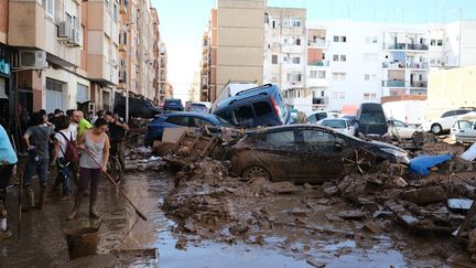 Les opérations de recherche et de sauvetage se poursuivent à Paiporta (Espagne) après les inondations, le 1er novembre 2024. (PABLO MIRANZO / ANADOLU / AFP)