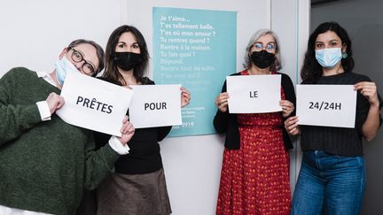 Des écoutantes du numéro 3919 contre les violences faites aux femmes, le 25 janvier 2021 à Paris. (ANDREA BRESCIANI / HANS LUCAS / AFP)