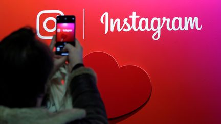 Un homme prend en photo le logo du réseau social Instagram au Salon des entrepreneurs, à Paris, le 7 février 2018. (CHARLES PLATIAU / REUTERS)