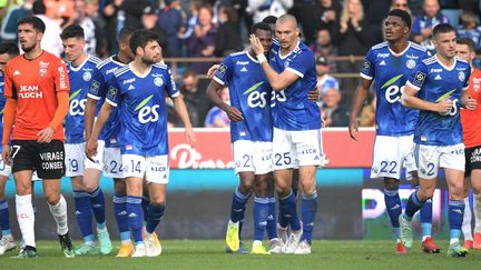 L'équipe de Strasbourg célèbre le but de Habib Diallo face au FC Lorient le 31 octobre 2021 au stade de la Meinau. (SEBASTIEN BOZON / AFP)