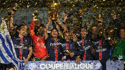 Le capitaine Thiago Silva (au centre) brandit la Coupe de la Ligue remport&eacute;e par le PSG, samedi 23 avril 2016 au Stade de France &agrave; Saint-Denis. (FRANCK FIFE / AFP)