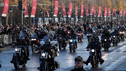 Au total, 700 motards ont suivi le cortège sur les Champs-Elysées, avec un foulard noir en marque de deuil. Le chanteur était un passionné de mécanique et notamment de Harley Davidson. (GONZALO FUENTES / AFP)