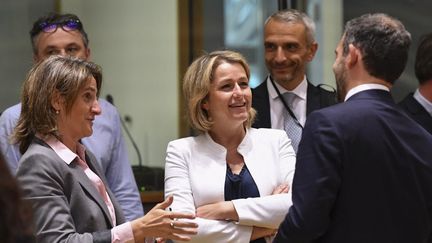 Barbara Pompili, la ministre de la Transition écologique, discute avec&nbsp;Teresa Ribera (gauche), la ministre espagnole de l'Environnement et de l'énergie, et&nbsp;Duarte Cordeiro (droite), le ministre portugais de l'Environnement et de l'Action climatique, le 2 mai 2022 à Bruxelles. (JOHN THYS / AFP)