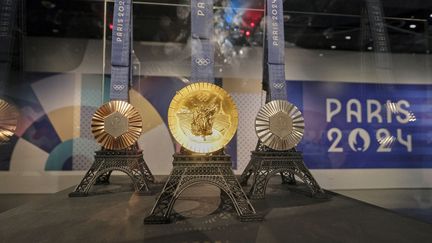 Les médailles olympiques des Jeux de Paris 2024, exposées au musée olympique de Lausanne en Suisse le 19 août 2024 (BLANCHOT PHILIPPE / HEMIS.FR / HEMIS.FR)