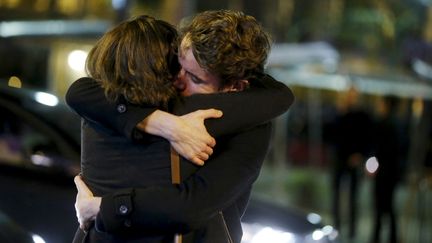 Des proches devant le Bataclan après la prise d'otages meurtrière dans la salle de concert, à Paris, le 14 novembre 2015.&nbsp; (CHRISTIAN HARTMANN / REUTERS)