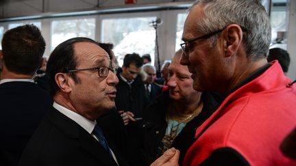 françois Hollande en discussion avec un salarié de l'entreprise&nbsp;Garnier-Thiebaut, à Gérardmer (Vosges), le 20 janvier 2017. (SEBASTIEN BOZON / POOL)