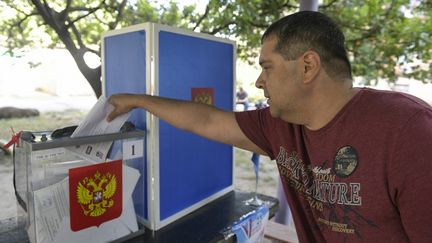 Un homme dans un bureau de vote itinérant lors du vote anticipé pour les élections locales organisées par les autorités installées par la Russie à Donetsk, en Ukraine, le 6 septembre 2023. (AFP)