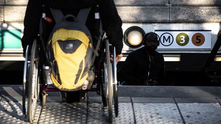 Actuellement, seul un quart des stations de métro est accessible aux personnes en situation de handicap. (PHILIPPE LOPEZ / AFP)