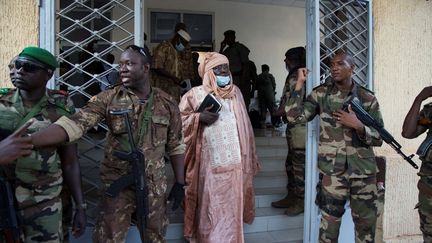 Alhousseini Abba, représentant le parti politique de la Convergence pour le développement du Mali (Codem) quitte le ministère de la Défense après avoir rencontré des membres de la junte militaire, jeudi 20 août 2020. (ANNIE RISEMBERG / AFP)