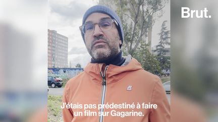 Adnane Tragha a vécu près de Gagarine, cette cité d’Ivry-sur-Seine qui a été détruite en 2020. Le réalisateur a voulu, avant sa destruction, capturer les souvenirs de ses habitants. Brut s’est rendu sur place.