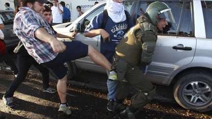 Un policier est frapp&eacute; alors qu'il tente d'arr&ecirc;ter un manifestant d&eacute;fenseur des droits de l'homme lors d'affrontements &agrave; Santiago (Chili), le 21 novembre 2011. (IVAN ALVARADO / REUTERS)