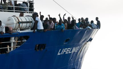 Des migrants à bord du "Lifeline" sur une photo fournie par l'ONG allemande le 22 juin 2018. (HERMINE POSCHMANN / MISSION LIFELINE / AFP)