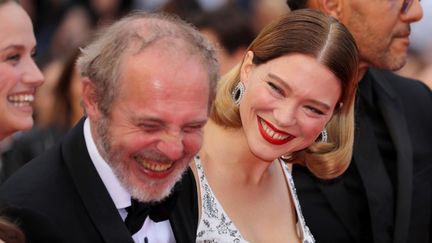 Le réalisateur Arnaud Desplechin et l'actrice Léa Seydoux en pleine crise de fou rire pour la montée des marches de "Roubaix, une Lumière" (VALERY HACHE / AFP)