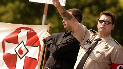 Un membre du parti nazi am&eacute;ricain lors d'une r&eacute;union publique du mouvement au parc national de Valley Forge en Pennsylvannie (Etats-Unis), le 25 septembre 2004. (WILLIAM THOMAS CAIN / GETTY IMAGES NORTH AMERICA)