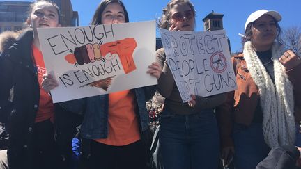 Des participants au rassemblement contre les armes à feux à New York, le 20 avril 2018. (MARCO WOLTER / RADIO FRANCE)