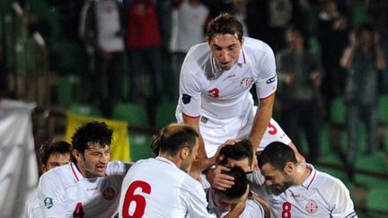 Les joueurs g&eacute;orgiens se congratulent apr&egrave;s avoir marqu&eacute; un but contre la Gr&egrave;ce, le 11 octobre 2011 &agrave; Tbilissi (G&eacute;orgie).&nbsp; (VANO SHLAMOV / AFP)