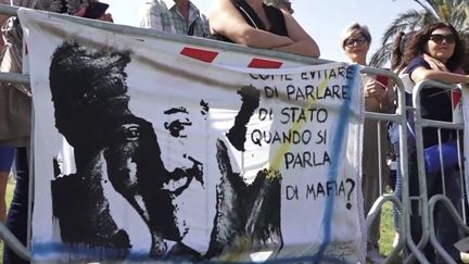 L’Italie rend hommage au juge anti-mafia Giovanni&nbsp;Falcone.&nbsp;Il a été tué dans l’explosion de sa voiture avec sa femme et trois gardes du corps.&nbsp;C’était en 1992, à Palerme. (FRANCEINFO)