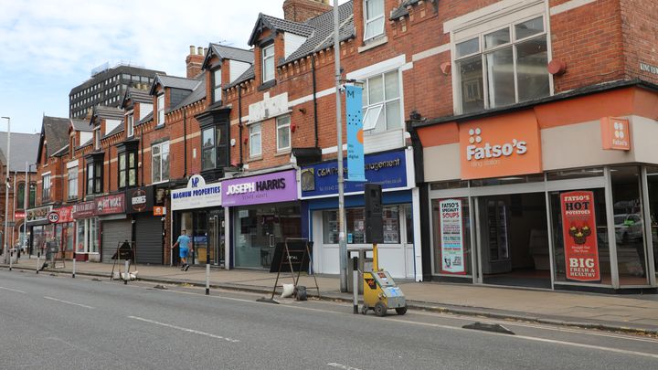 Linthorpe Road, l'une des artères affectée par les émeutes racistes à Middlesbrough, dans le nord-est de l'Angleterre, le 13 août 2024. (ELISE LAMBERT / FRANCEINFO)