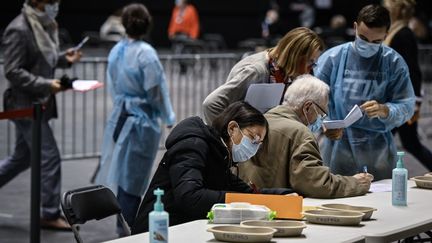 Le centre de dépistage et de vaccination du Palais des sports de Lyon le 14 janvier 2021. (JEAN-PHILIPPE KSIAZEK / AFP)