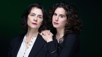 L'actrice et réalisatrice palestinienne Hiam Abbass (à gauche) et sa fille, cinéaste et actrice franco-palestino-algérienne, Lina Soualem, posent lors d'une séance photo à Paris, le 13 février 2024. (JOEL SAGET / AFP)