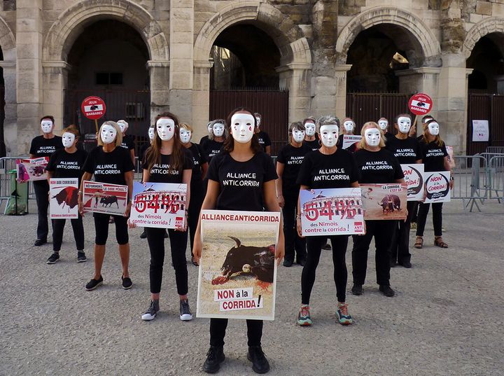 Une vingtaine de militants de l'Alliance anti-corrida manifestent devant les arènes de Nîmes (Gard), en septembre 2019. (DR)