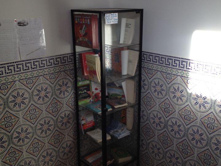 Des livres sur l'islam dans la mosquée Al-Baraka de Lunel. (ELISE LAMBERT/FRANCETV INFO)