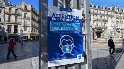 Une affiche indiquant l'obligation du port du masque à Montpellier (Hérault), le 16 novembre 2020. (PASCAL GUYOT / AFP)