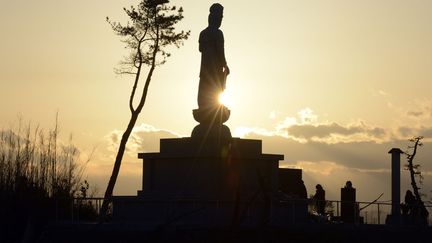 Une statue de Bouddha &eacute;rig&eacute;e en m&eacute;moire des victimes du tsunami et de la catastrophe nucl&eacute;aire de Fukushima &agrave; Miyagi (Japon), le 11 mars 2013. (TORU YAMANAKA / AFP)