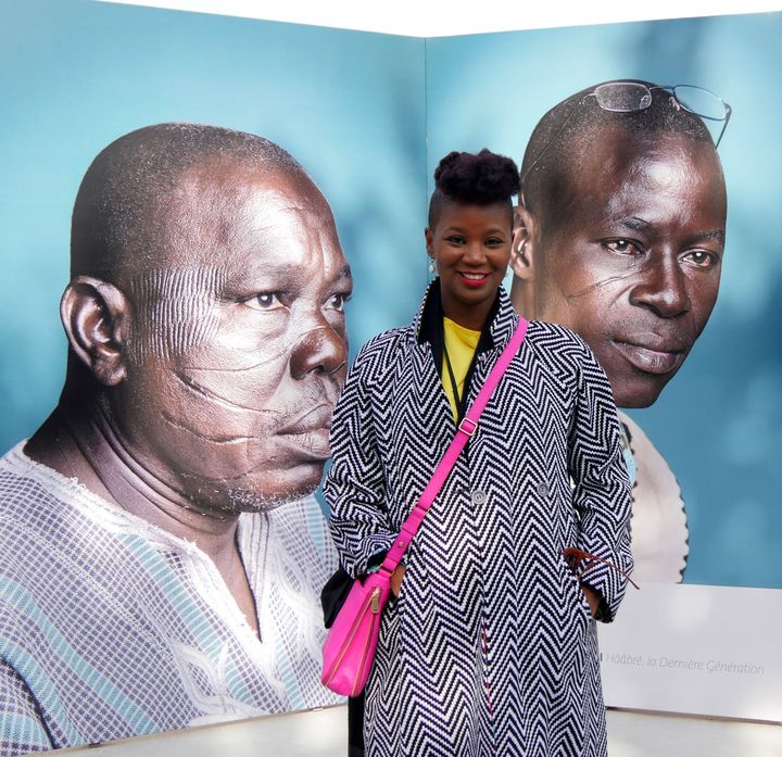  A Photoquai, Joana Choumali devant ses photos de la série "Hââbré, la dernière génération", 2013-2014
 (Photo Valérie Oddos / France Télévisions)