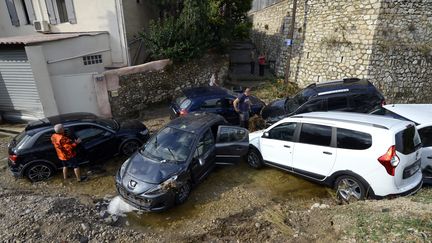 Des véhicules&nbsp;emportés après des intempéries, le 4 octobre 2021, à Marseille. (MAXPPP)