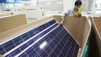 Un employ&eacute; travaille dans une usine de panneaux solaires &agrave; Lianyungang, dans la province du Jiangsu (Chine), le 27 ao&ucirc;t 2012. (CHINAPHOTOPRESS / MAXPPP)