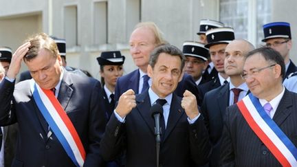 Nicolas Sarkozy, le 3 juin, s'efforce de rassurer les gendarmes à Lamotte-Beuvron. (AFP)