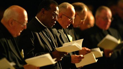 Des pr&ecirc;tres participent &agrave; la c&eacute;r&eacute;monie d'ouverture d'une Conf&eacute;rence des &eacute;v&ecirc;ques am&eacute;ricains, &agrave; Dallas (Texas), le 15 juin 2002. (PAUL BUCK / AFP)