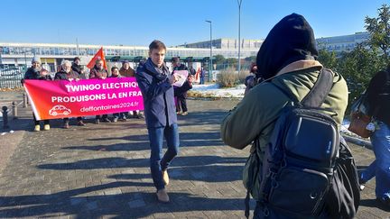 La tête de liste du PCF aux européennes, Léon Deffontaines, le 19 janvier 2024 à l'usine Renault de Flins (Yvelines). (VICTORIA KOUSSA / RADIO FRANCE)