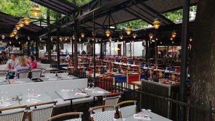 Une terrasse quasiment vide à Montmartre, à Paris, le 1er juillet 2020. (CYRILLE ARDAUD / RADIO FRANCE)