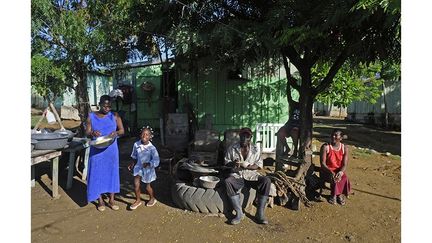 tous les deux nés en République dominicaine de parents haïtiens immigrés, préparent le repas à Batey La Higuera. Avec eux, leur fille Gloria et leur petite-fille Abril.
 
 (REUTERS / Ricardo Rojas )